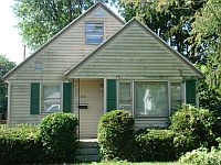 A house with dirty vinyl siding, now clean! The ivy was protected during the cleaning.