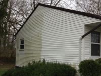 A house with dirty vinyl siding, now clean!